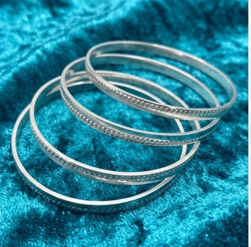 The Slim Glimmer Women Silver Bangle Set