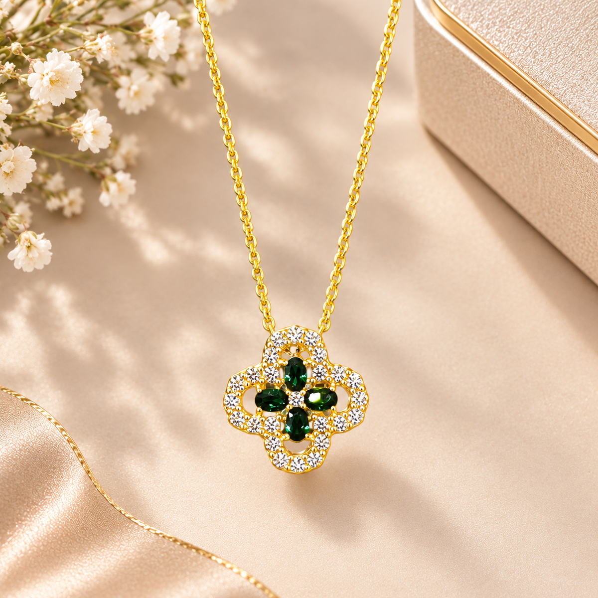 Emerald Clover Glove Necklace